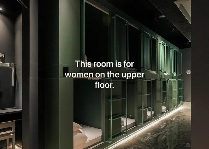Jh Blossom Capsule And Cabin Hotel