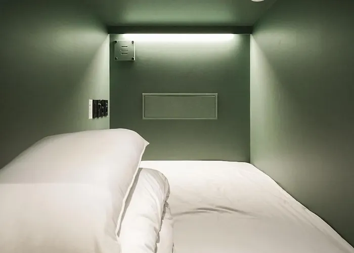 Jh Blossom Capsule And Cabin Hotel *