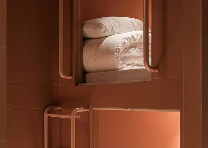 Jh Blossom Capsule And Cabin Hotel *