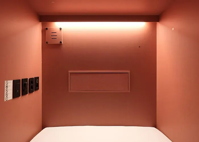 Jh Blossom Capsule And Cabin Hotel