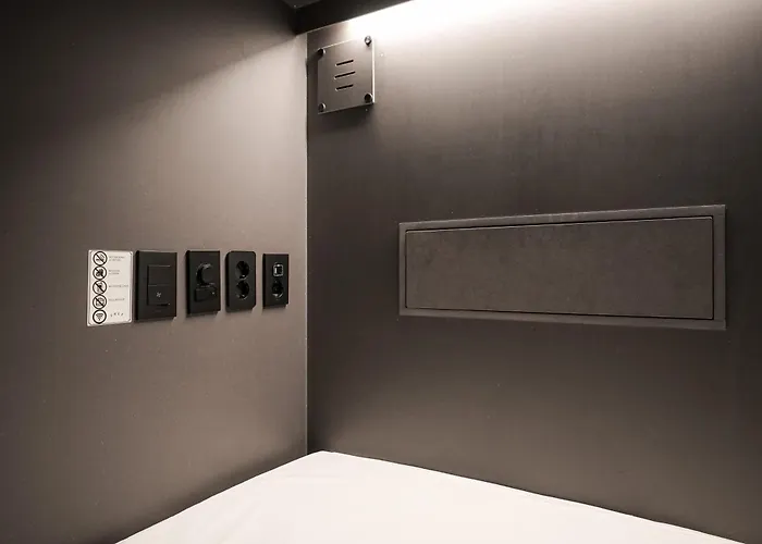 Jh Blossom Capsule And Cabin Hotel